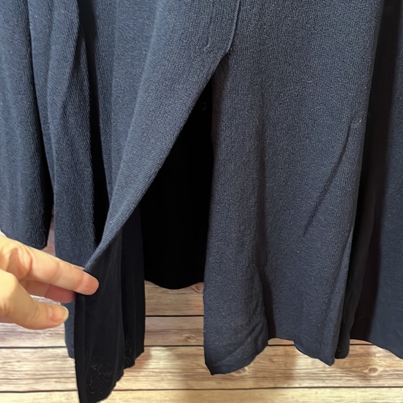 ⭐️ KARL LAGERFELD Paris Navy Blue Mesh Sweater Asymmetrical Split back Large B1 - Picture 7 of 8